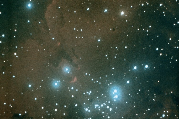 Recrea un cielo estrellado en tu propia casa para un efecto en el techo de noche tranquila.