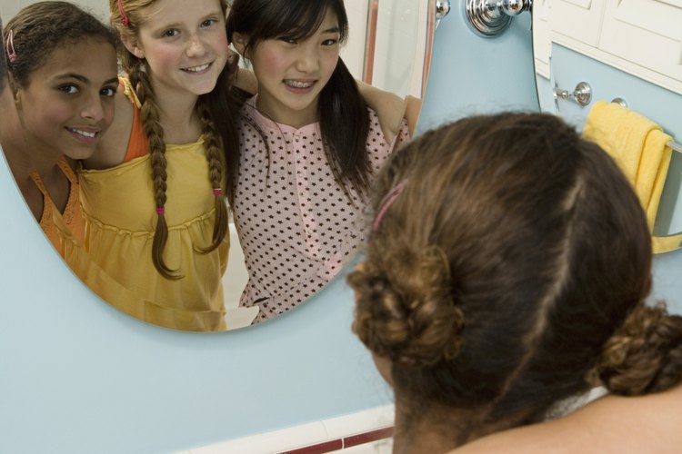 Un espejo plano es la base para las decoraciones personalizadas en un cuarto para adolescentes.