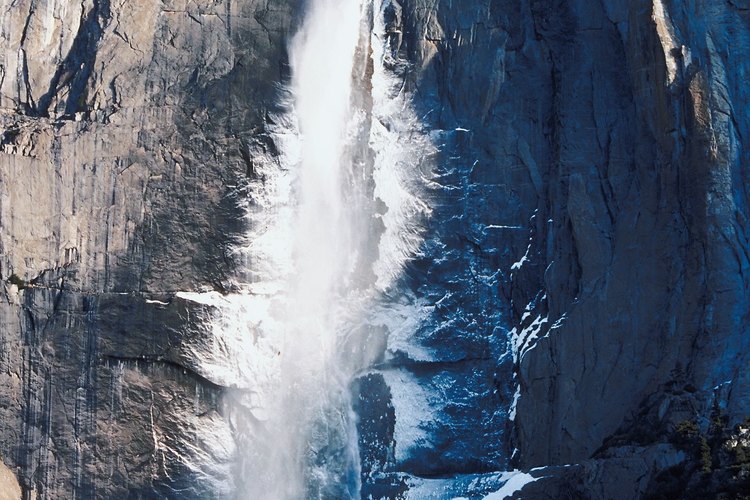 La caída de agua en Yosemite Falls es verdaderamente impresionante.