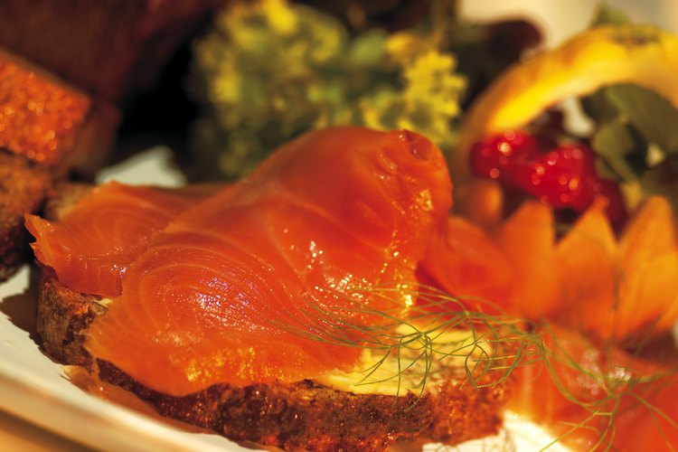 Salmón ahumado y eneldo.