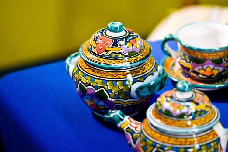 Tu esposa podría amar un juego de té de porcelana decorativa para mostrar en el aparador.