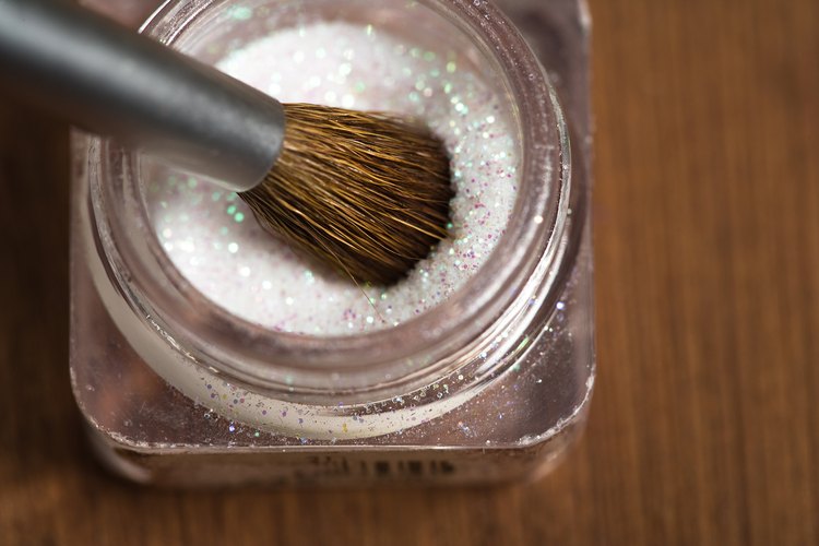 La brillantina cosmética está hecha de materiales que tienden a reflejar la luz.
