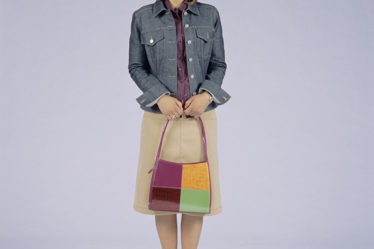 Esta bolsa evita que el atuendo neutral se convierta en demasiado monótono.