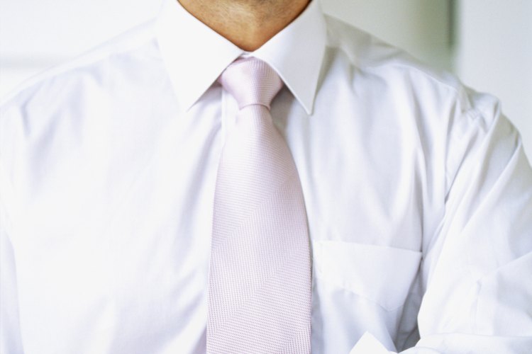 Lava las camisas blancas separadas de la ropa de color para mantenerlas impecables.
