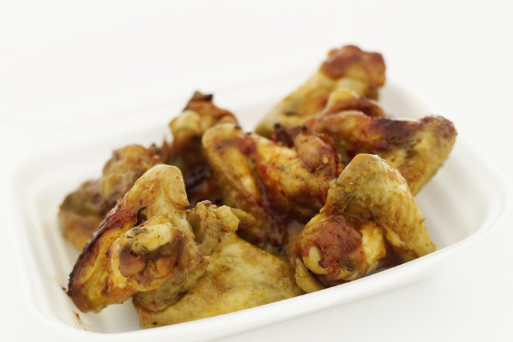 Las alas de pollo al horno toman un poco más tiempo de preparación pero resultan igualmente crujientes.