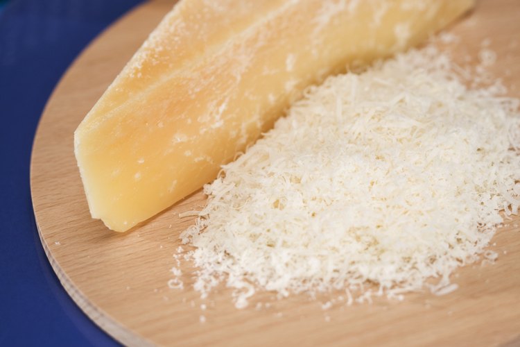 El parmesano es un queso de pasta dura, que no necesita refrigeración.