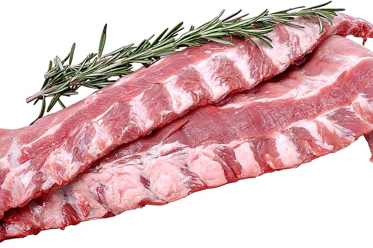 Utiliza hierbas al salar la carne para infundir un sabor más completo.