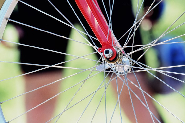 Los rayos de alambre y un eje, dos aplicaciones diferentes de acero en una misma rueda de bicicleta.