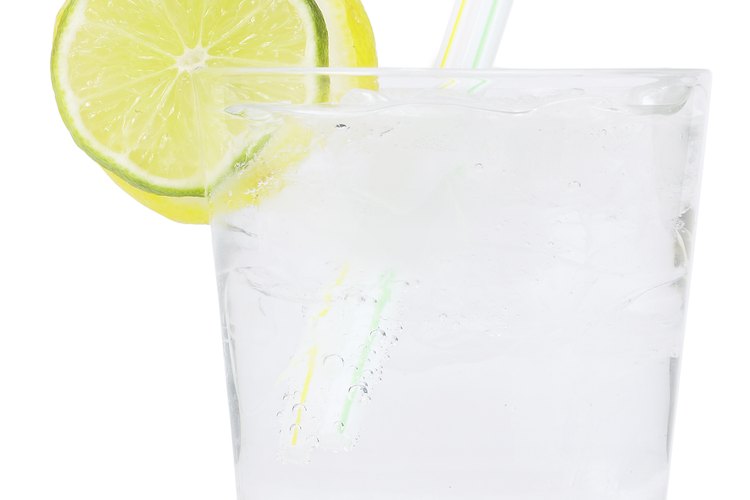 El gin-tonic es un cóctel muy popular que utiliza agua tónica.