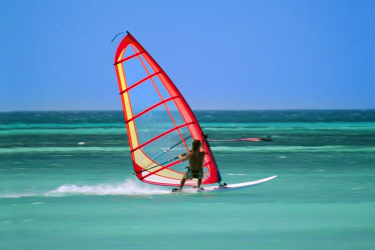 Aruba ofrece una variedad de actividades acuáticas, como windsurf.