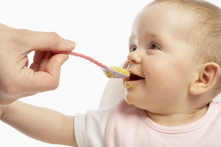 La alimentación complementaria debe iniciarse a los 6 meses de edad.