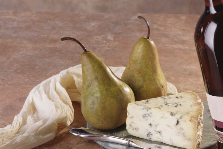 Sirve las peras maduras con vino y queso.