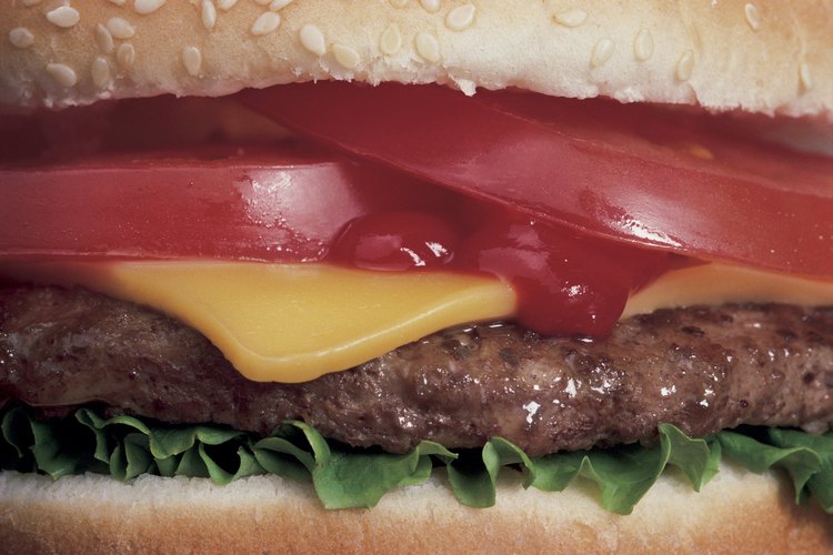 Las hamburguesas fritas en la sartén se pueden hacer en cuestión de minutos.