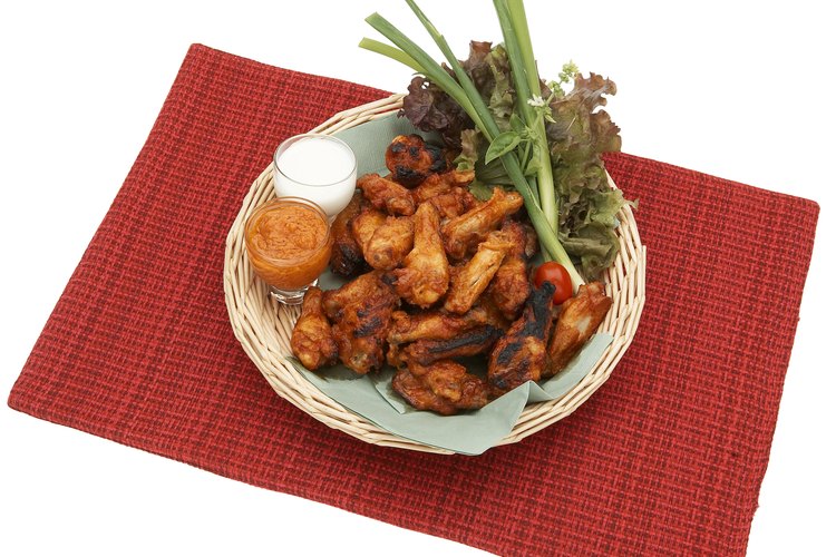 Sirve las alitas de pollo como una comida ligera o como un aperitivo abundante.