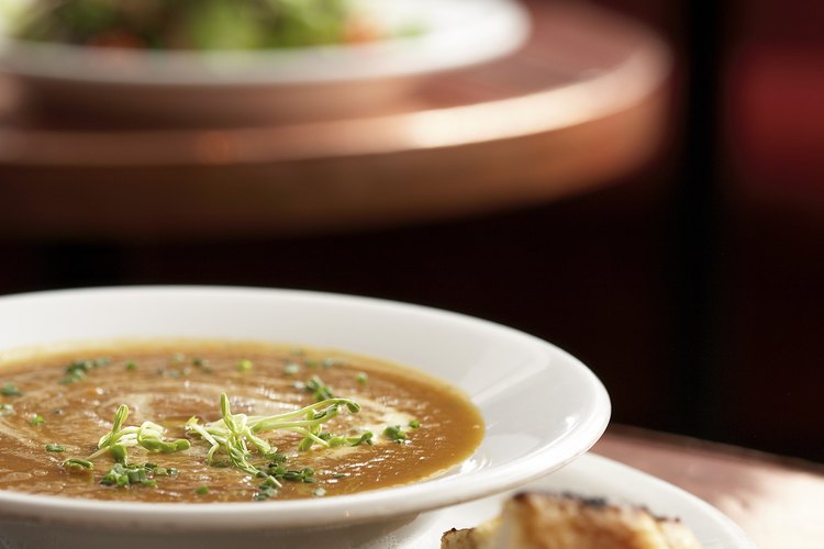Las guarniciones como panes o galletas saladas son el acompañamiento ideal para los platos de sopa.