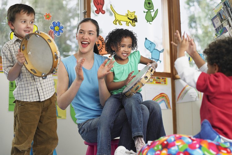 Reúne a todos en círculo, eligiendo instrumentos. Permite que golpeen, aplaudan y canten.
