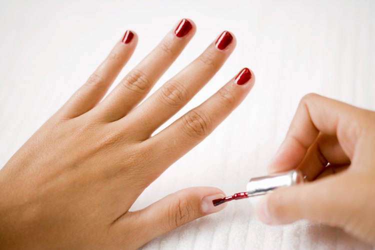 Asegúrate de que tu esmalte no tenga grumos o esté duro antes de ponerlo en tus uñas.