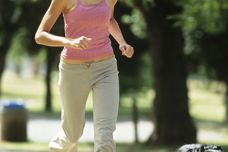 El pegamento para reparar zapatos puede ayudar a revivir tus zapatos para correr rotos.