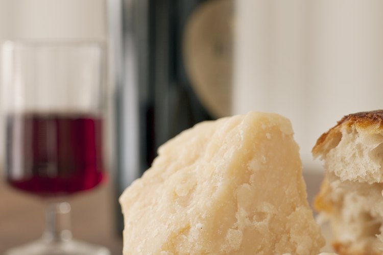 El pecorino romano es un queso italiano picante y granulado.