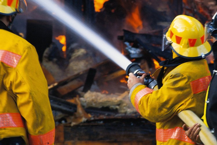 Los bomberos utilizan coordinación y repuesta rápida para apagar incendios y salvar vidas.
