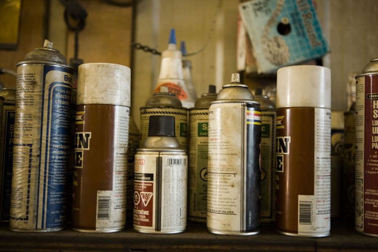 Muchos artículos domésticos comunes, tales como pegamentos y productos de limpieza, contienen disolventes.