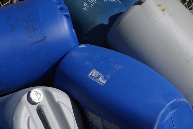 Utiliza barriles de plástico de grado alimenticio para recolectar agua de lluvia.