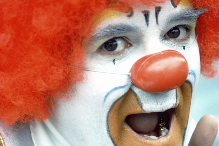 Además de las caras pintadas y las pelucas de colores locos, la mayoría de payasos usa una nariz brillante.