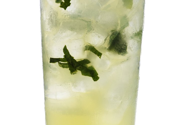 La menta agrega un sabor refrescante a muchas bebidas.