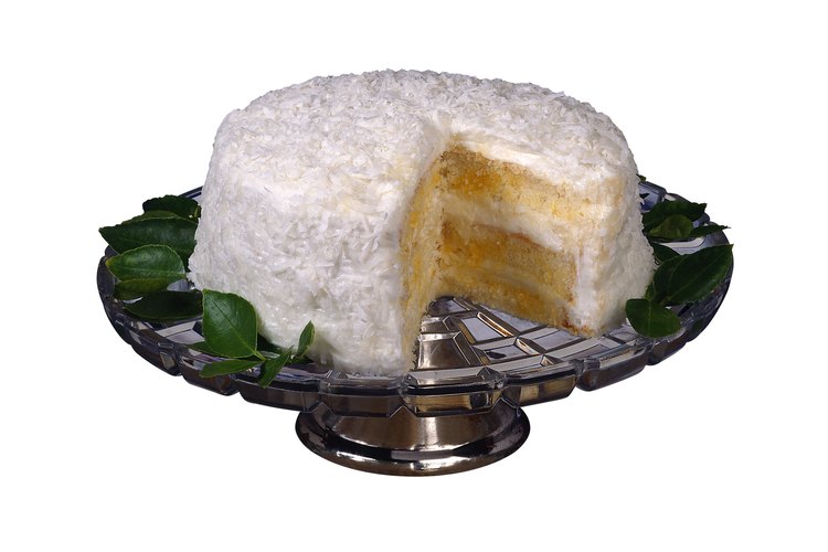 Utiliza pudín en lugar de relleno para pastel para rellenar el espacio entre las dos capas del pastel.