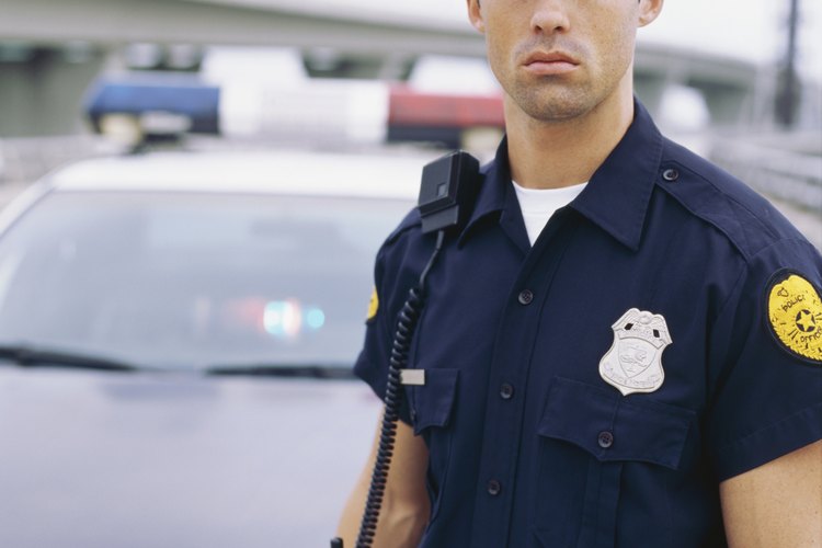 La placa de un agente de policía tiene un significado particular.