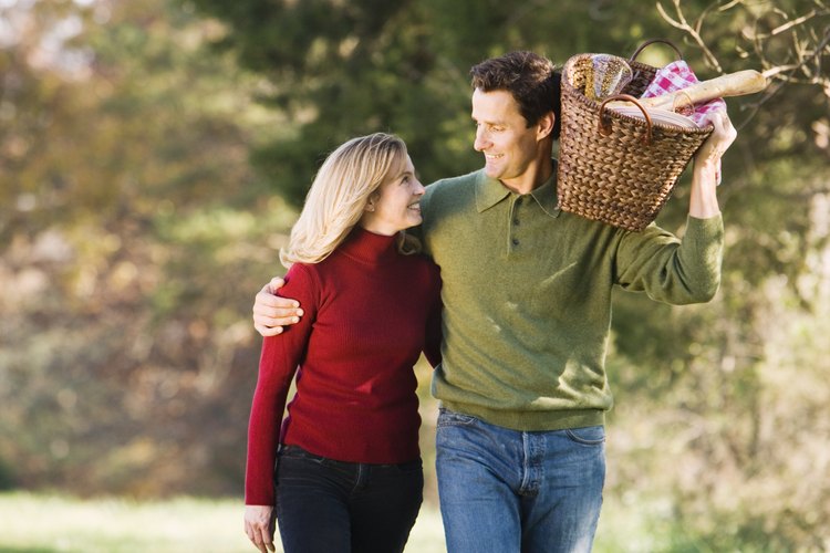 Lleva a tu novia en un picnic romántico, con velas.