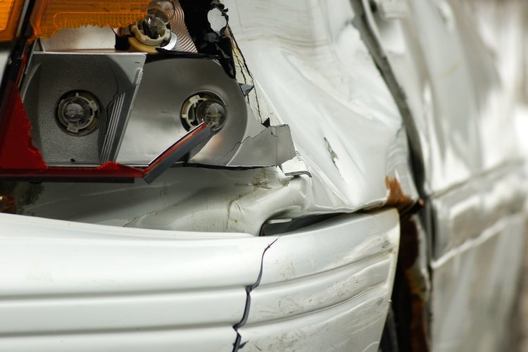 Conoce quién paga el deducible al accidentaste usando el auto de otra persona.