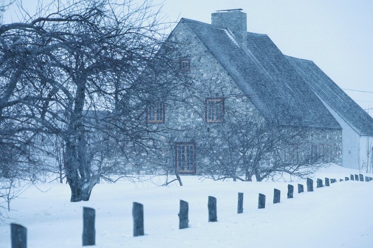 Una casa con un techo inclinado diseñada para perder nieve.