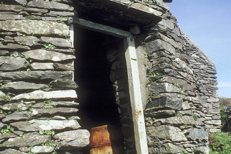 Una cabaña de piedra simple.