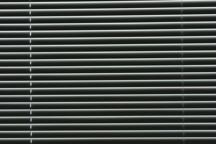 Quitar persianas Hunter Douglas de los soportes que las sostienen en su lugar es una tarea sencilla.