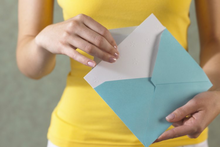 Crea una invitación con forma de monstruo, con brazos y piernas colgantes.