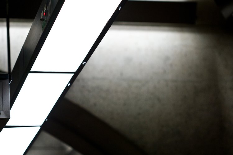 Los balastros electrónicos mantienen a las luces fluorescentes brillantes con menos energía.