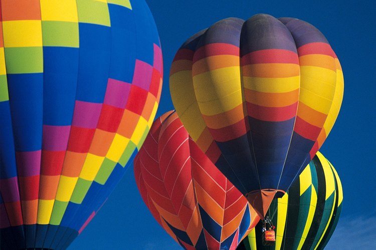 Los globos de aire caliente flotan porque el aire caliente dentro es menos denso que el aire fresco y los alrededores.