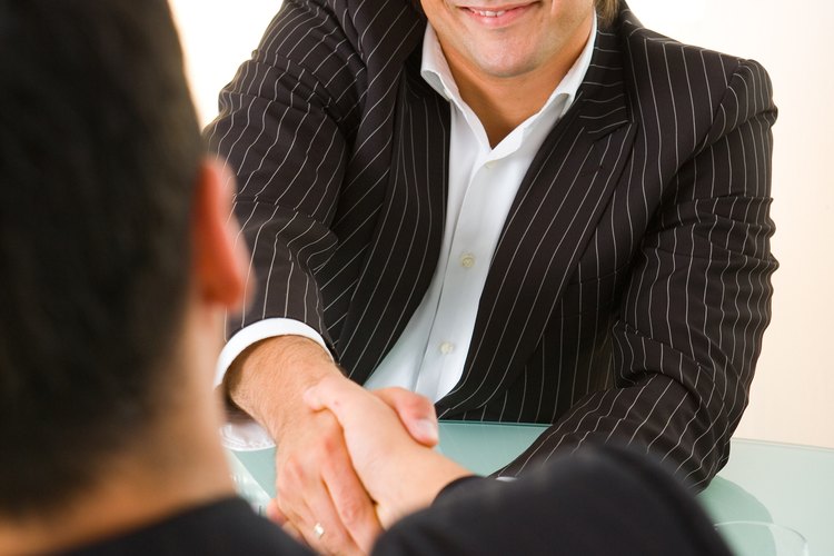 Rechaza una oferta laboral de manera profesional.