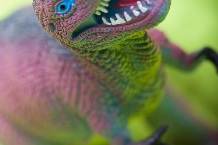 Un pequeño dinosaurio de plástico colocado dentro del huevo de dinosaurio crea un buen regalo o juego de fiesta.