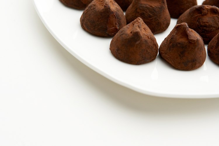 Las trufas hechas en casa se pueden hacer con cacao para hornear, o con cualquier tipo de relleno que desees.