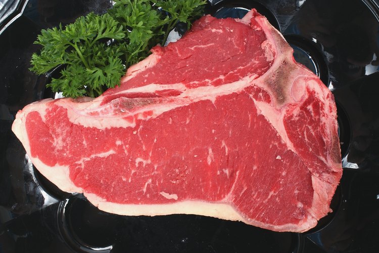Las grandes moléculas de proteínas se descomponen y forman moléculas de aminoácidos más pequeñas durante el proceso digestivo.