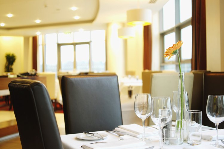 Un restaurante de servicio completo es uno con un personal completo de atención que toma órdenes de los clientes en sus mesas, llenan los vasos de agua y en general atienden las necesidades de los comensales.