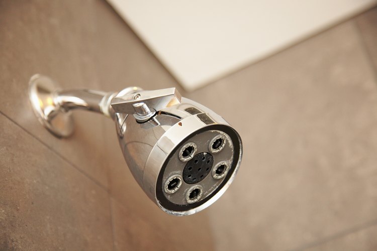 Puede que tengas que rociar lubricante penetrante en el agujero en la pared para que el tubo se desenrosque fácilmente.