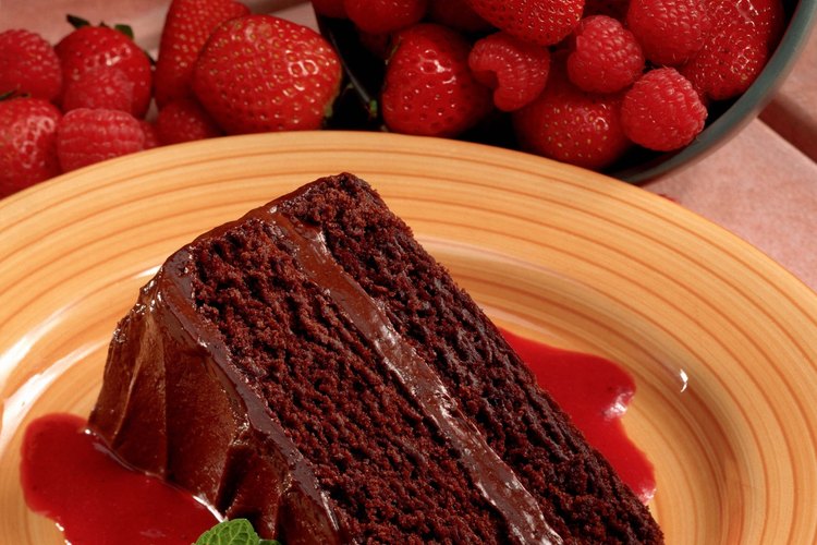 Haz un relleno de dulce de chocolate para tu próximo pastel con capas.