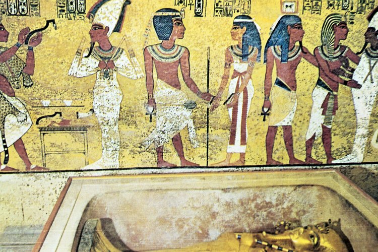 Los egipcios durante los períodos clásico y medieval llevaban ropa sencilla, hecha principalmente de lino.