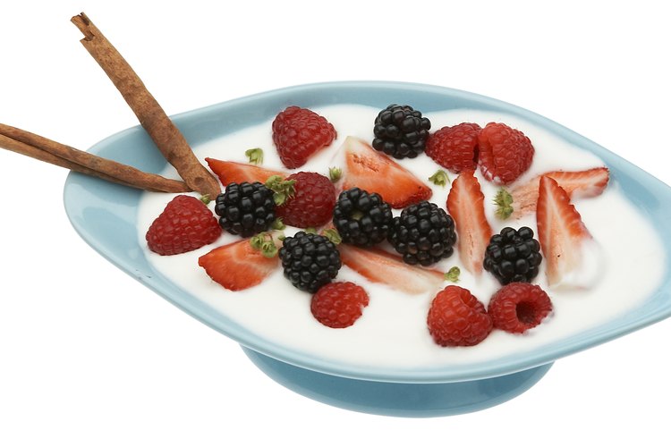Sirve yogur casero con una selección de fruta fresca.