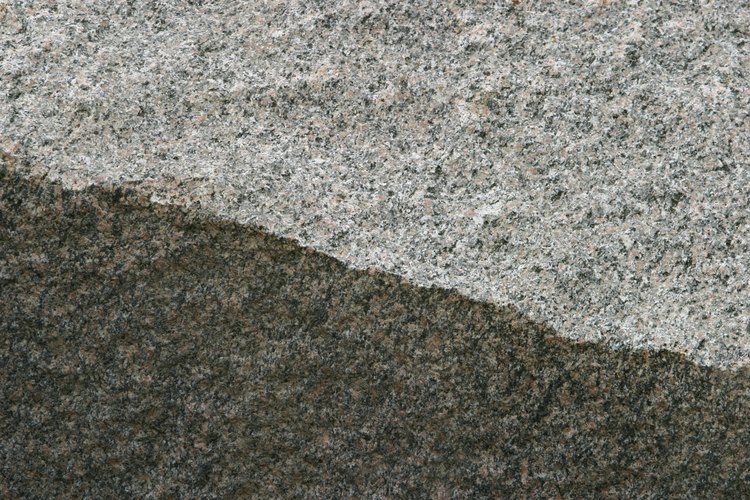 La andesita es una roca ígnea compuesta de minerales de silicato oscuros y feldespato.