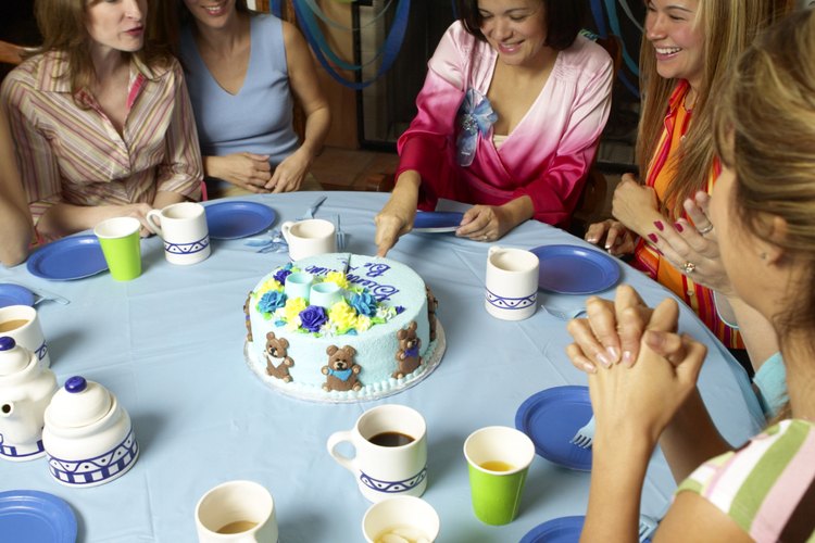 Piensa a quién dirigir el mensaje del pastel de un baby shower.