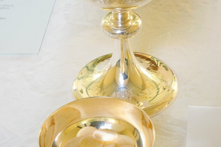 Un purificador es el paño sacramental utilizado para cubrir y limpiar el cáliz de la Eucaristía.